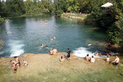 Prekrasno kupalište u Dugoj Resi u nedjelju je bilo prepuno