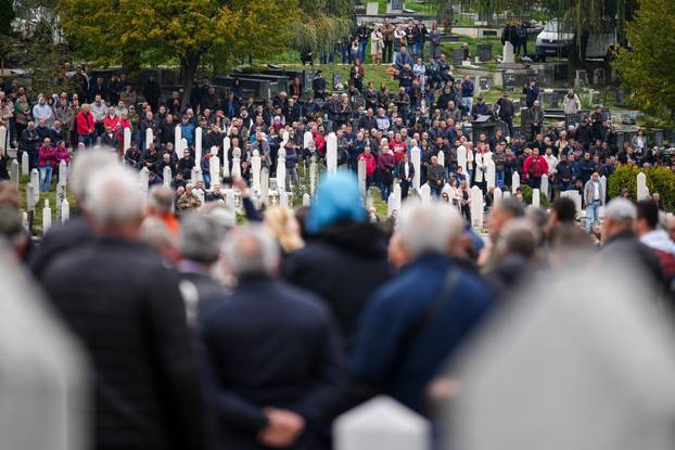 Sarajevo: Posljednji ispraćaj Halida Bešlića na gradskom groblju Bare