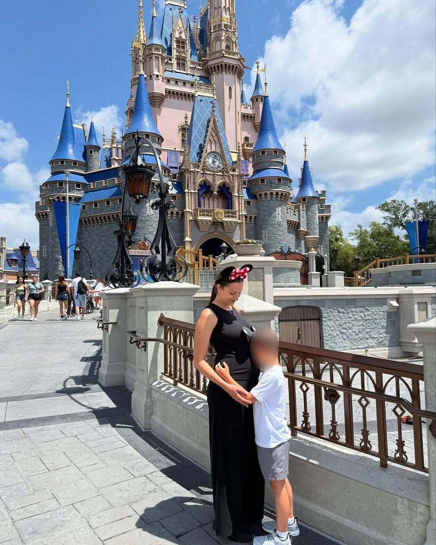 Aleksandra Prijović prvi put pokazala kćer i proslavila deset godina ljubavi sa suprugom