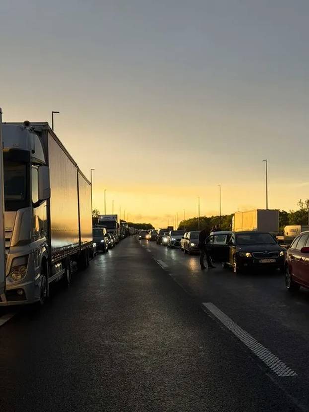 Pogledajte kaos na A3 zbog prevrnutog kamiona: Čekamo satima. Možda dočekamo jutro