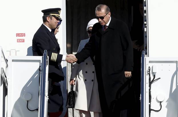 Turkish President Tayyip Erdogan shakes hands with a pilot upon his arrival at Joint Base Andrews outside Washington