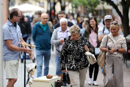 FOTO U Dubrovniku ljeto, a u Puli se šeta u jaknama: Neki su glave pokrili zimskim kapama...