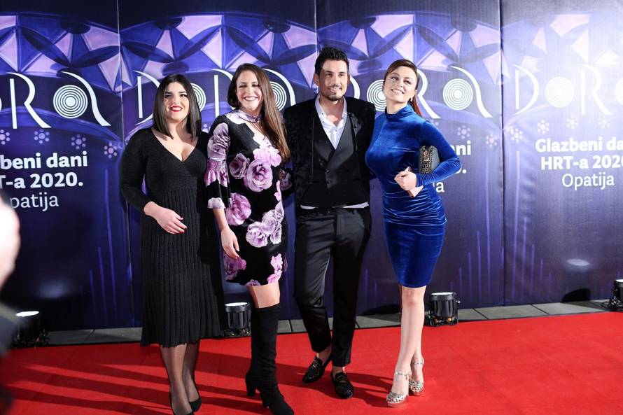 Crveni tepih Dore: Kovačiček došla prva, Indira skandirala...