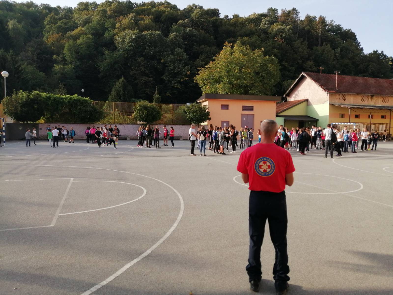 Pripadnica HGSS-a spašavala djecu od napada stršljena pa su i nju napali i izboli 10 puta