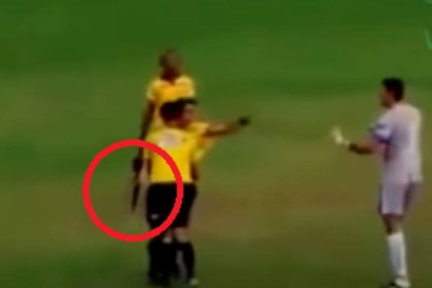 Ma, kakva tehnologija! Ljutiti   sudac pravdu dijeli - pištoljem