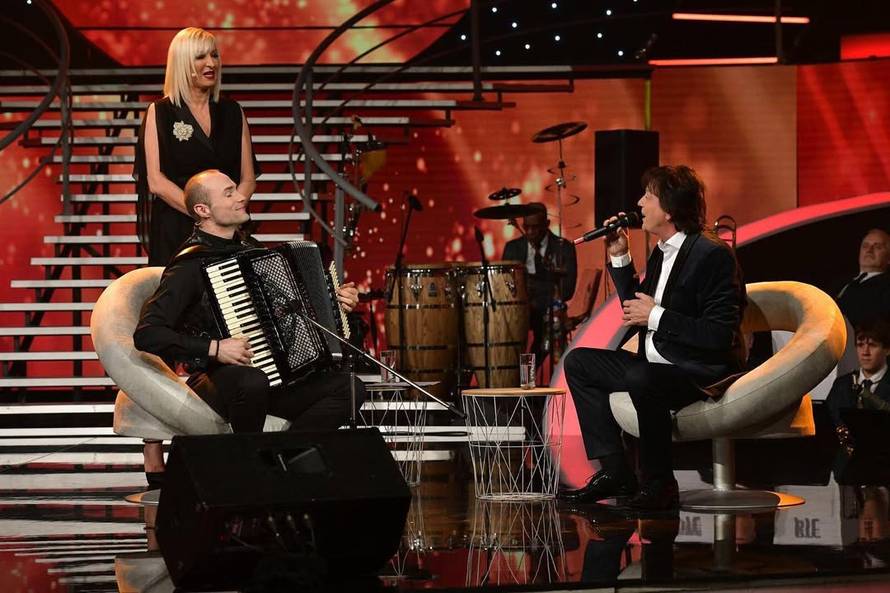 Za njega kažu da je najzgodniji harmonikaš regije: Svirao Luki Modriću, nastupao s Brenom...