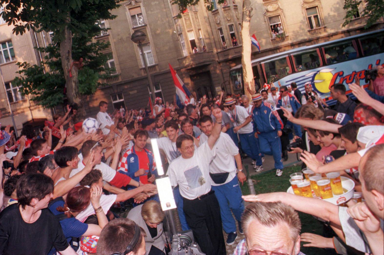 vatreni - doček hrvatske nogometne reprezentacije 1998.