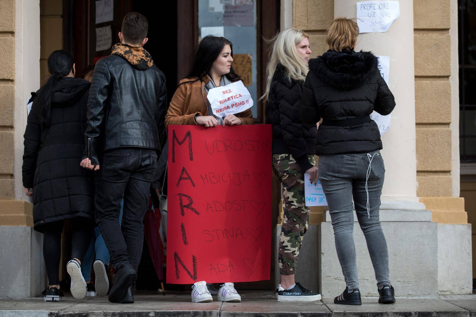 Rijeka: Učenici prosvjeduju zbog smjene vjeroučitelja Marina Miletića