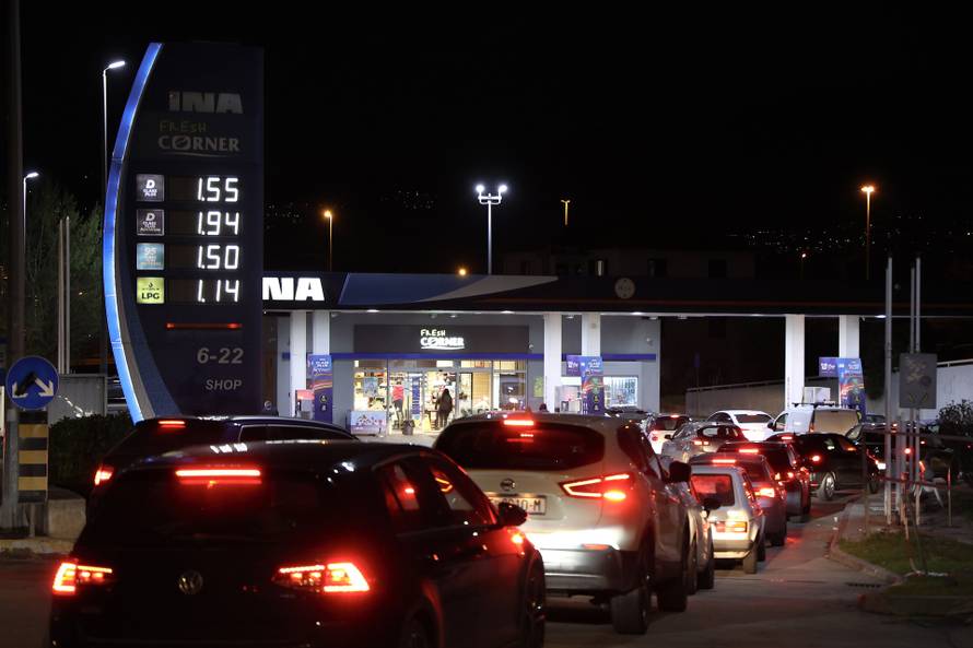 Kaštela: Gužve na benzinskim postajama zbog povećanja cijena goriva