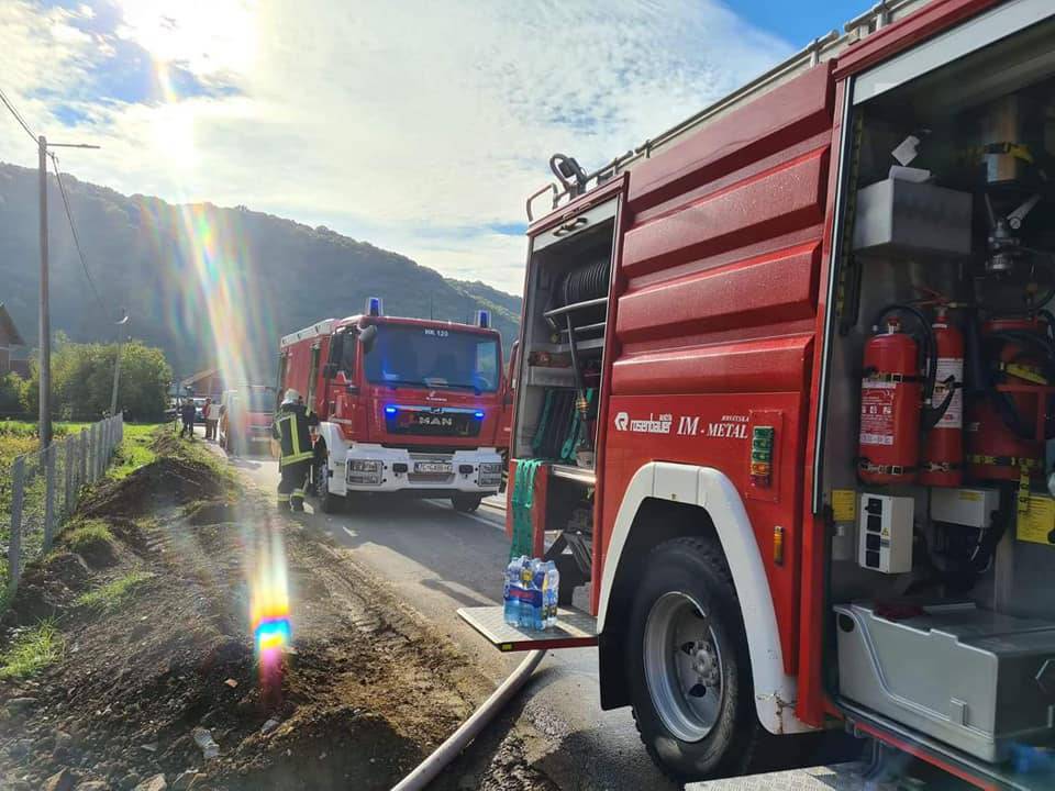 Zapalila se kuća u mjestu Dvor: Vatrogasci pronašli tijelo žene