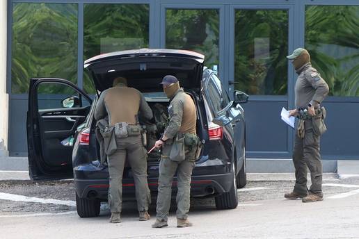 Policija blokirala ulaz  u Drni&scaron;, otkazali nastavu i vrti&cacute;e sutra. Oglasio se i ravnatelj policije