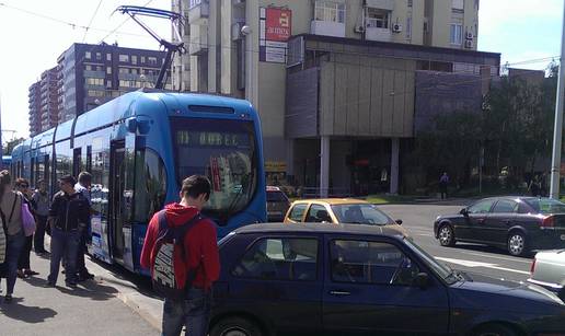 Sam se preparkirao: Zaboravio ručnu, auto otklizao na prugu