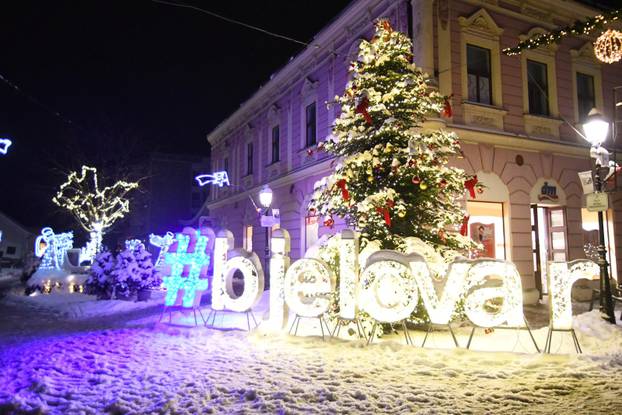 Noćna šetnja Bjelovarom koji je prekriven snijegom