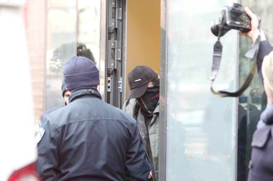 Starac (71) je ušetao u banku i urlao: Raznijet ću se bombom!