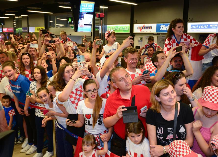 Tisuće ljudi dočekale 'vatrene'! Navijači skandirali Anti Čačiću