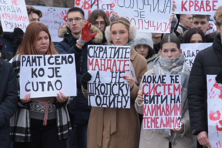 Diljem Srbije održana akcija "Zastani Srbijo"