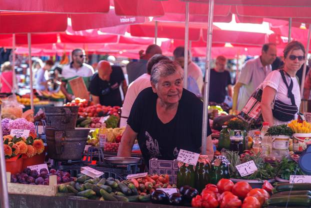 FOTO Vrućine nisu spriječile Zagrepčane da pohrle na Dolac
