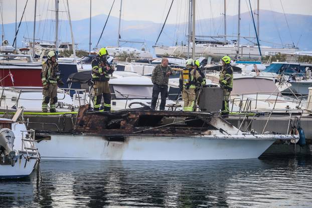 Split: Požar u lučici Špinut