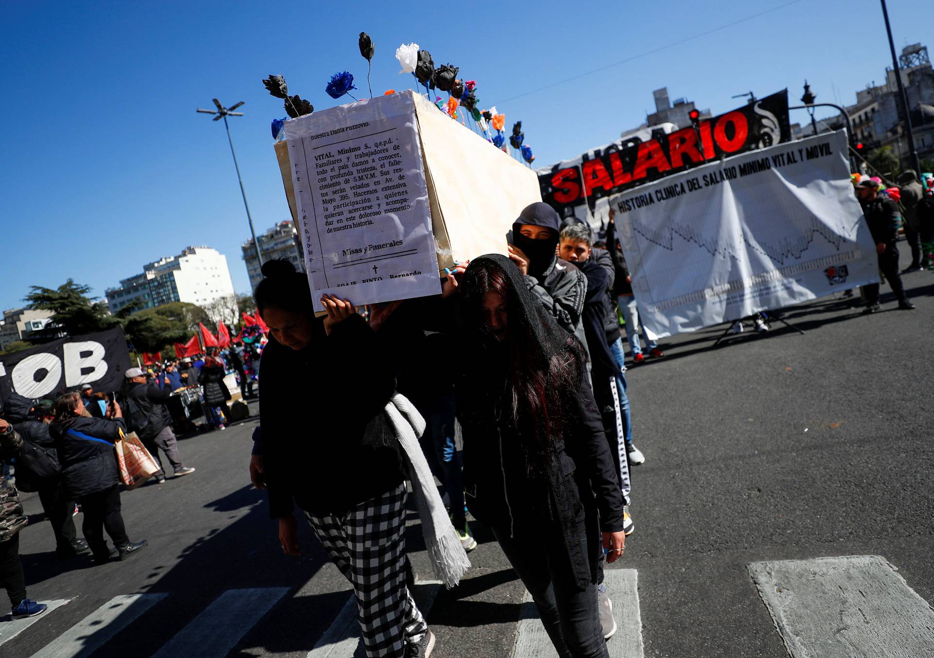 Argentines protest to mourn minimum wage