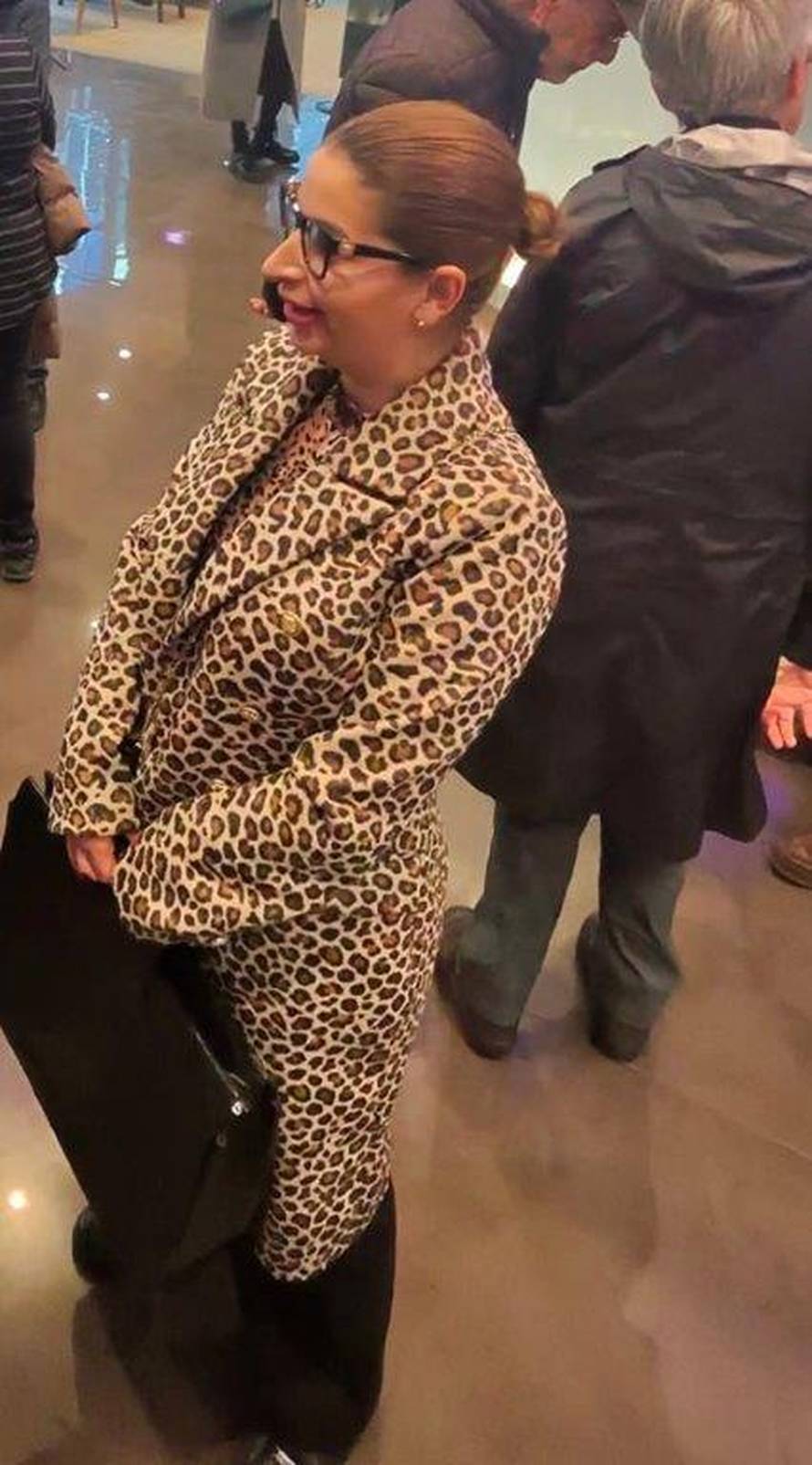 Zagrebačka policija traži ovu damu u leopard kaputu. Ukrala državljaninu BiH 200.000 €?!