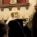 Svećenik glasno podrignuo usred prve pričesti: 'E, pa sada se pomolimo'