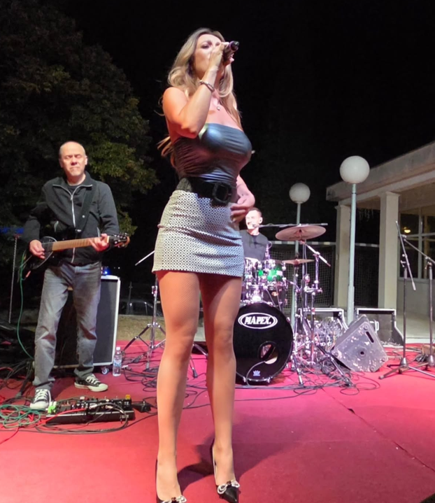 FOTO Lille bujnim dekolteom raspametila fanove: Poslala im je vrlo sočnu poruku iz studija