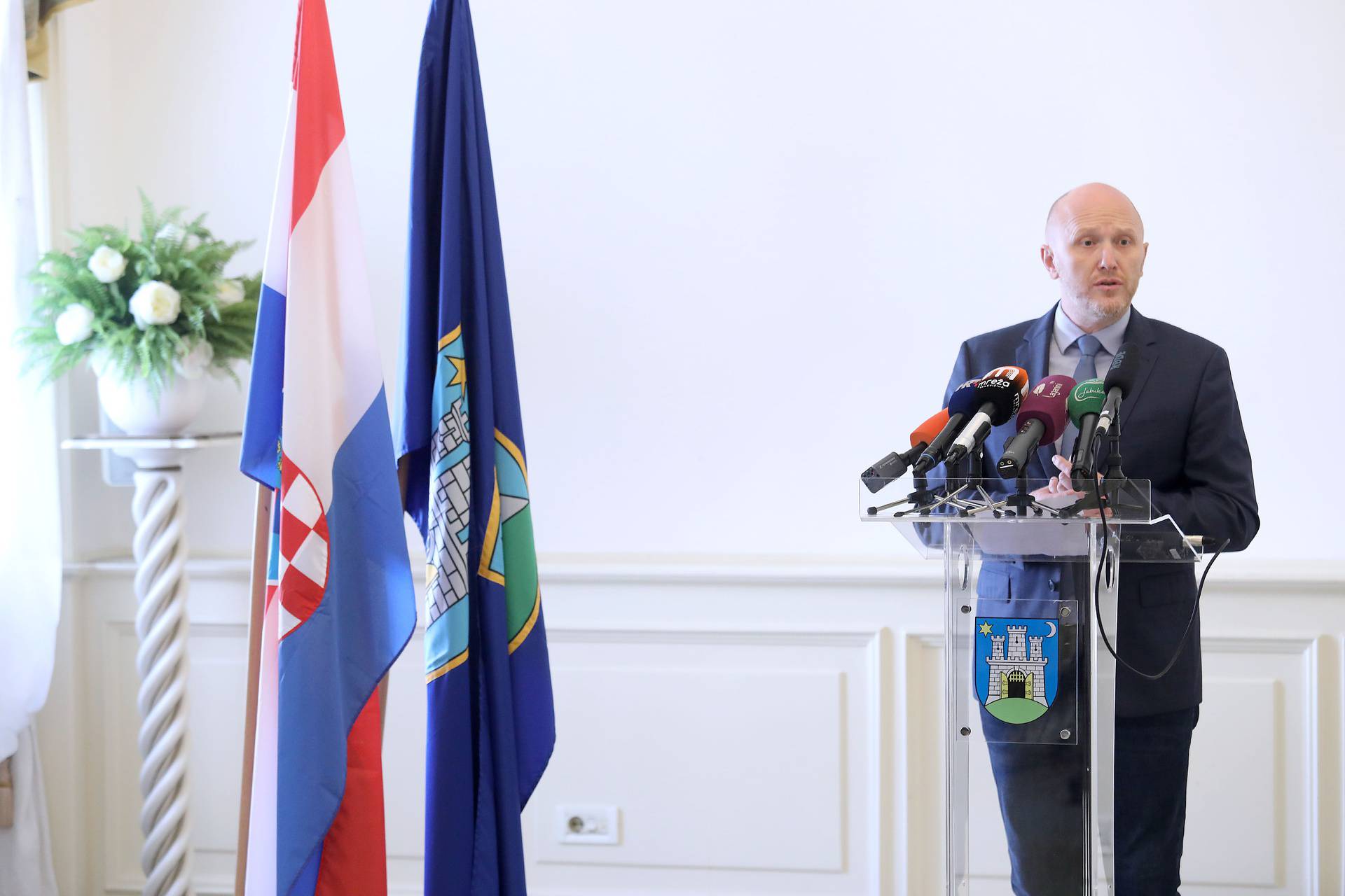 Petek: Zagreb propada uz Bandića, premijer ga podržava