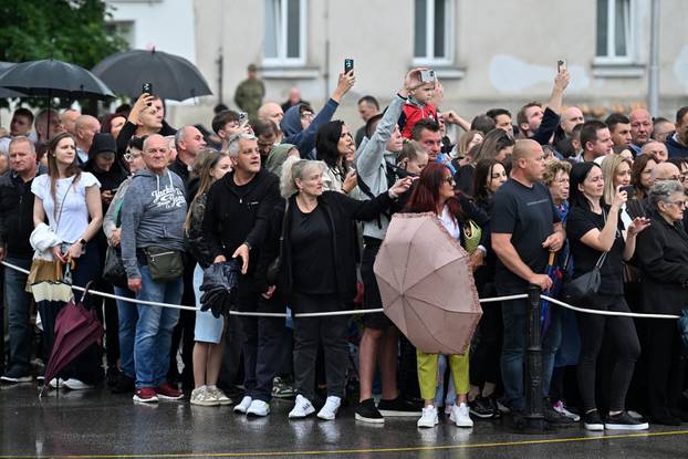 FOTO Suze i zagrljaji u Požegi: 900 novih ročnika položilo prisegu, među njima i 53 žene