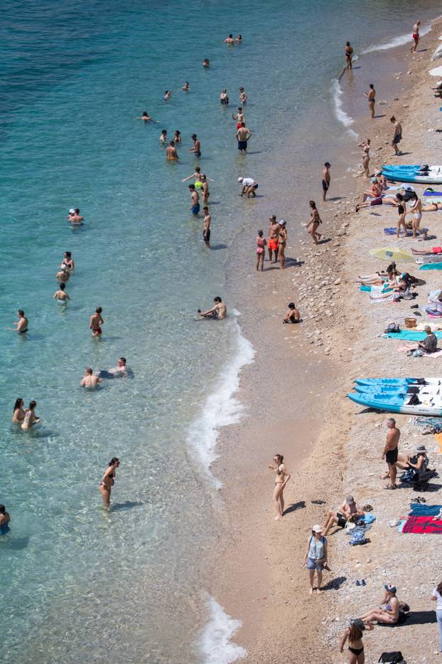 Plaže u Dubrovniku pune su kupača 