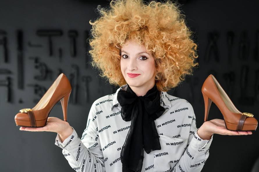 Štikle koje imaju sat: Mia je na CLOXice stavila i gole mladiće!