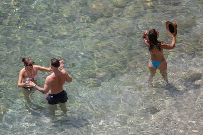 FOTO Plaža Banje u Dubrovniku skoro se ne vidi od suncobrana