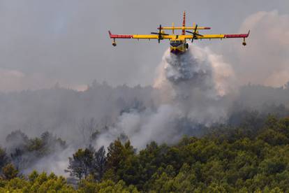 FOTO Kanader u paklu požara: Pogledajte nevjerojatne slike