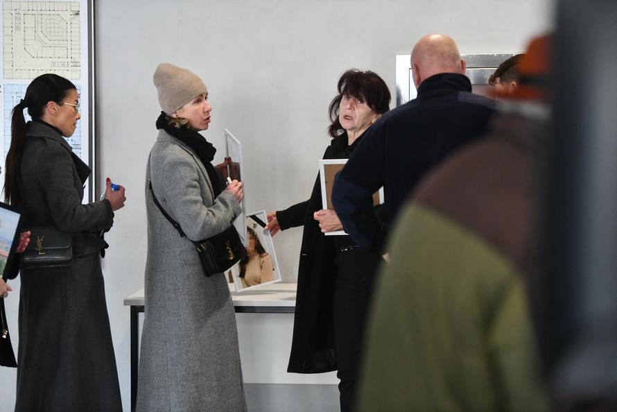Beograd: Roditelji na sud stigli sa slikama ubijene djece iz Ribnikara, Kostinu majku zasuli uvredama