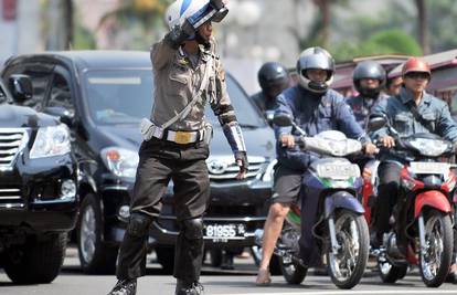 Jakarta: Policajci na rolama u borbi protiv automobila
