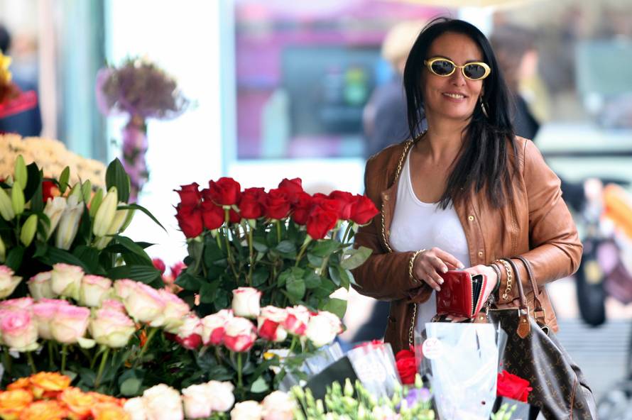 Zagreb: Mirna Berend u društvu prijatelja uživala na Cvjetnom trgu