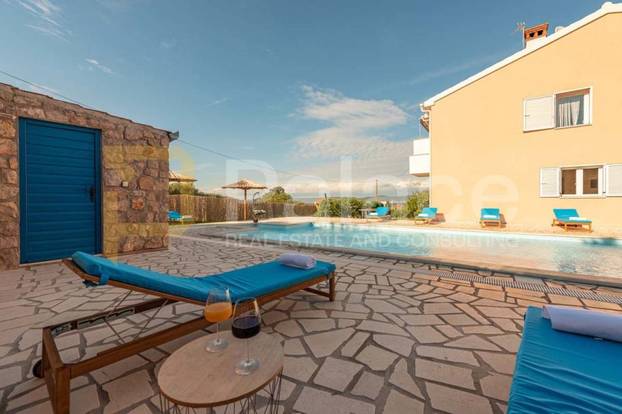 FOTO Najjeftinija vila na otoku Pašmanu ima bazen, ljetnu kuhinju i 300 metara do plaže!