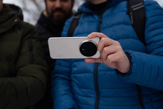 FOTO Bacali ga, udarali i ledili na Kranjskoj Gori: Stigla je nova izdržljiva Honor Magic 8 serija