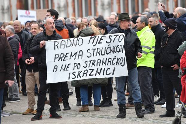 Na Trgu Republike u Čakovcu održan prosvjed u znak podrške kirurzima