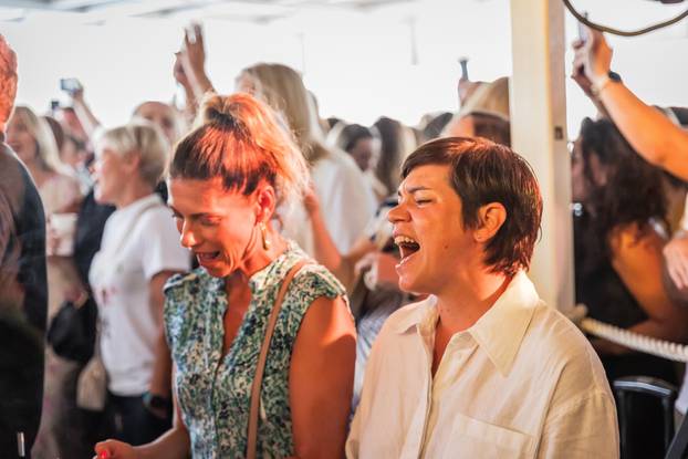 Split: Koncert u čast Oliveru Dragojeviću  na trajektu za Velu Luku