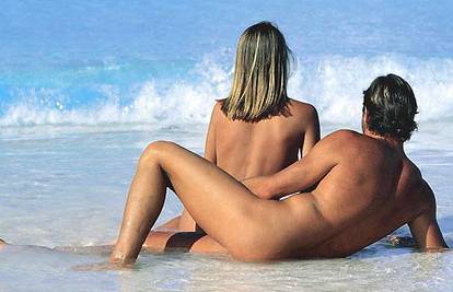 Poljaci i Nijemci zajedno se kupaju na nudističkoj plaži