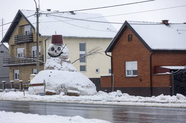 Bijelo Brdo: Napravljen  snjegović od otprilike sedam metara visine.