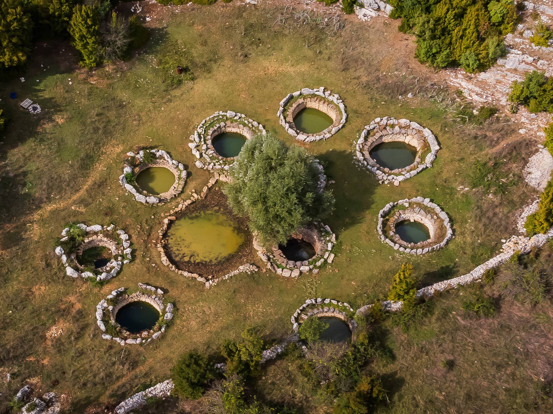 Malo ljudi zna za ove misteriozne bunare u Dalmatinskoj zagori, legenda kaže da nikad nisu presušili