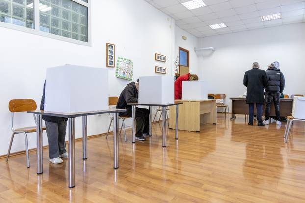 Na pulskim biralištima građani u drugom krugu biraju predsjednika Hrvatske