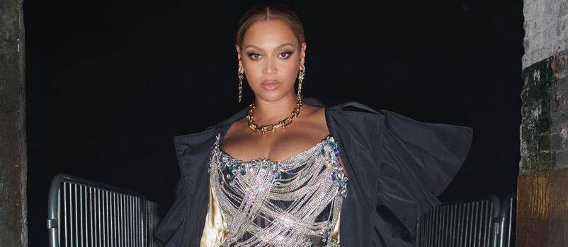 Glamurozna Beyonce zablistala na Tjednu mode u Parizu, nosila haljinu s dijamantnim resicama