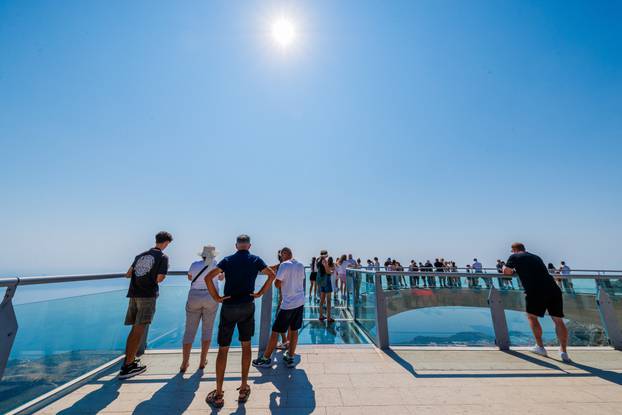 Brojni posjetitelji dovoljno su hrabri za obilazak Skywalka, vidikovca na Biokovu