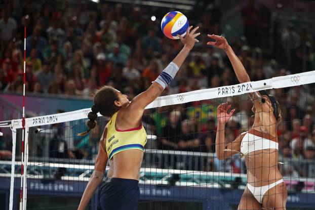 Beach Volleyball - Women's Gold Medal Match - Brazil vs Canada (Ana Patricia/Duda vs Melissa/Brandie)