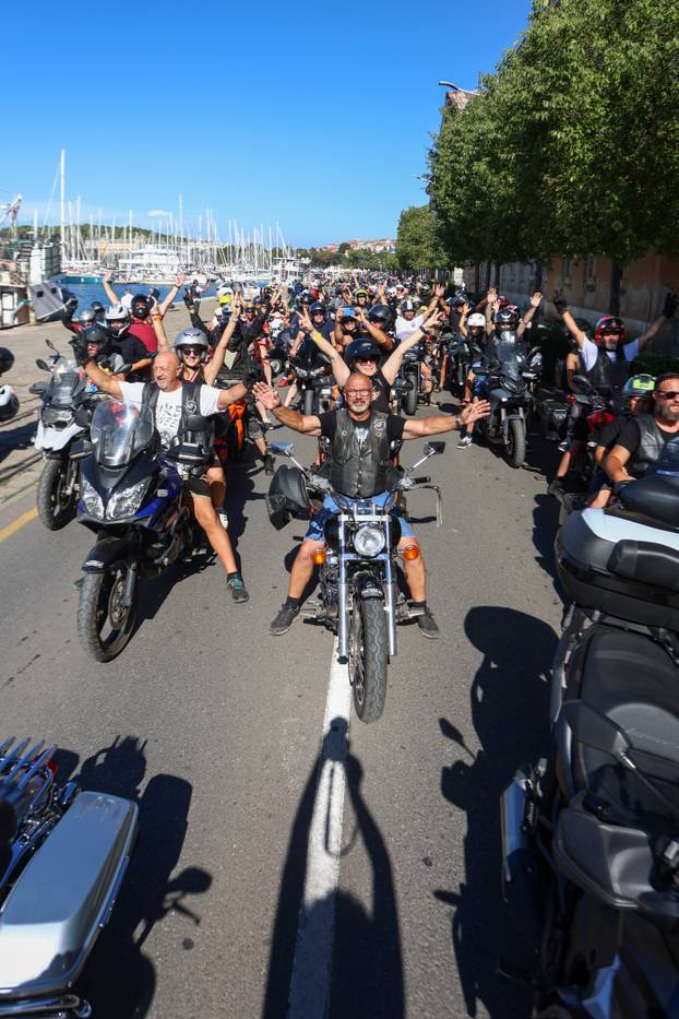 Defile motorista kroz PUlu