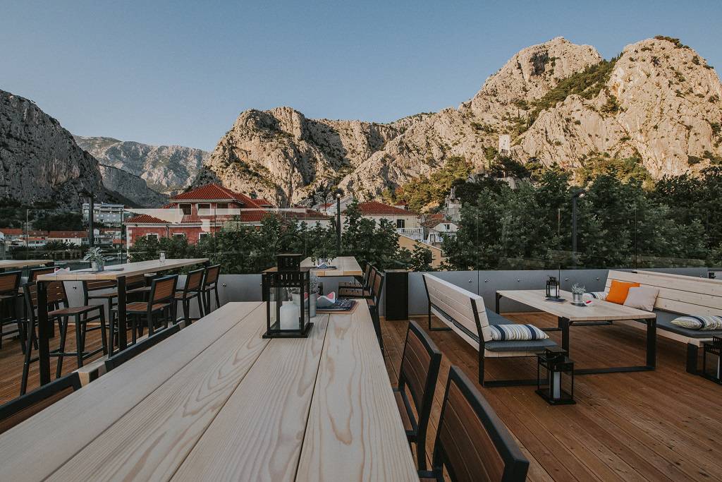 Rooftop bar Eol u Omišu – spoj suvremenosti i tradicije