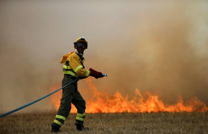 U požaru u Francuskoj izgorjelo 250 hektara borove šume, ozlijeđeno četvero vatrogasaca