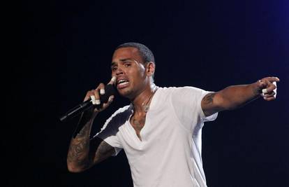 Chris Brown plačući pjevao u sjećanje na M. Jacksona